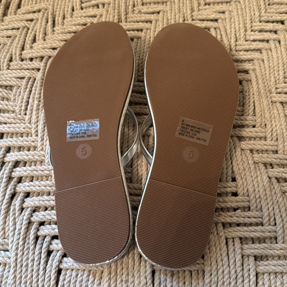 New Shade & Shore Women 5 Silver Metallic Flip Flop Thong Sandals Target - Picture 5 of 6